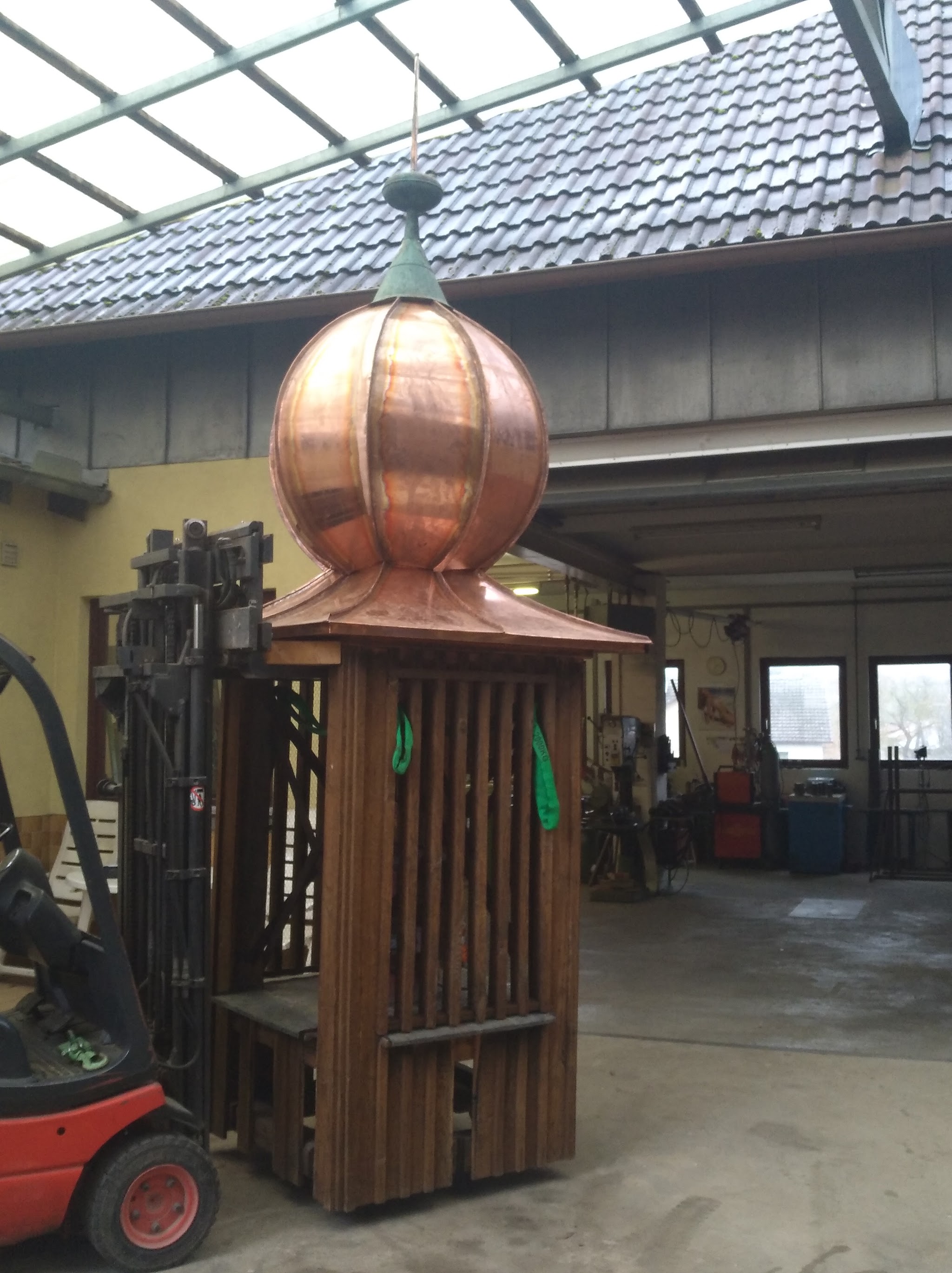 Handgefertigter Dachreiter mit Kupferhaube in der Werkstatt
