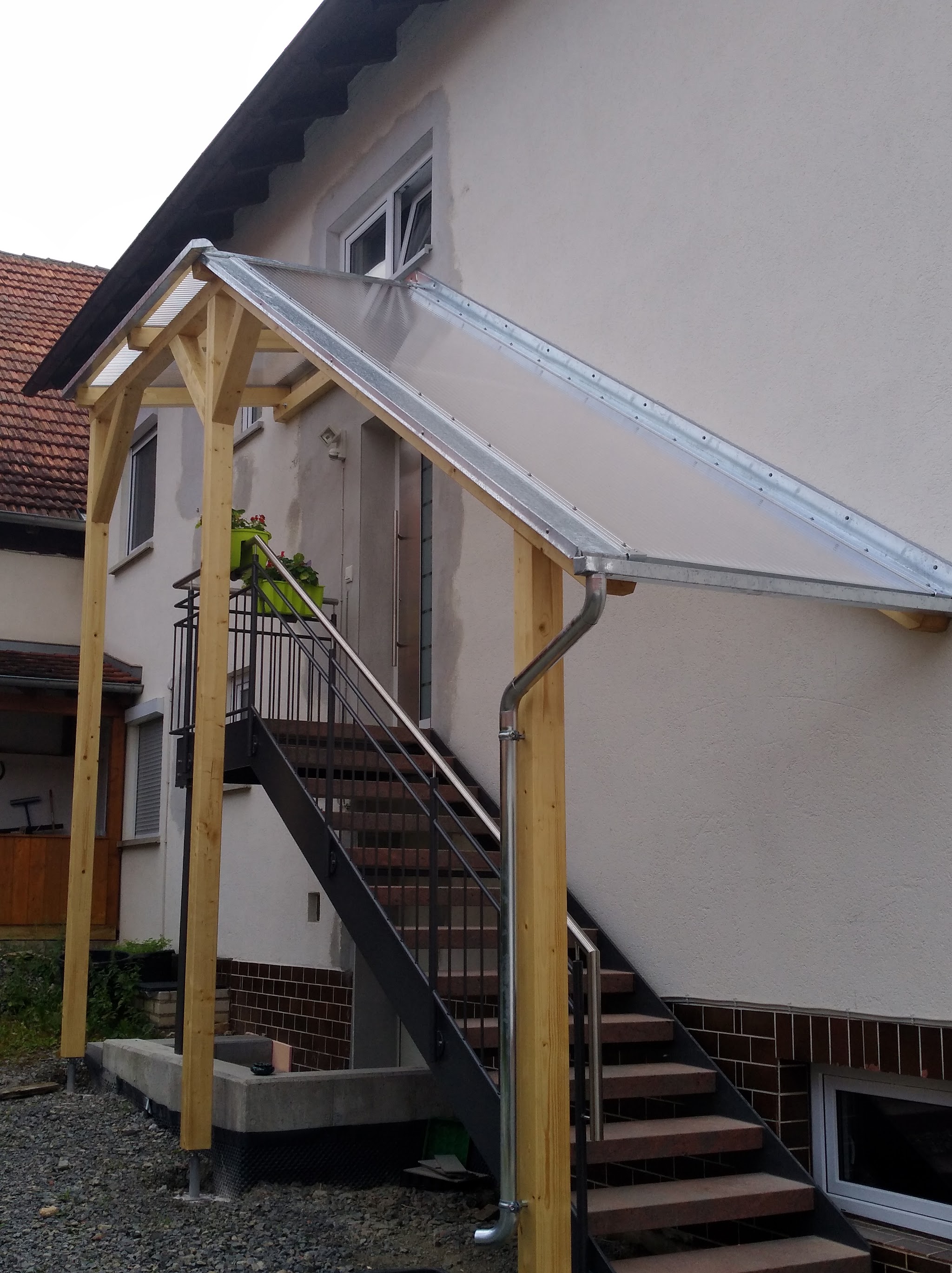 Neu gebautes Vordach über einer Außentreppe