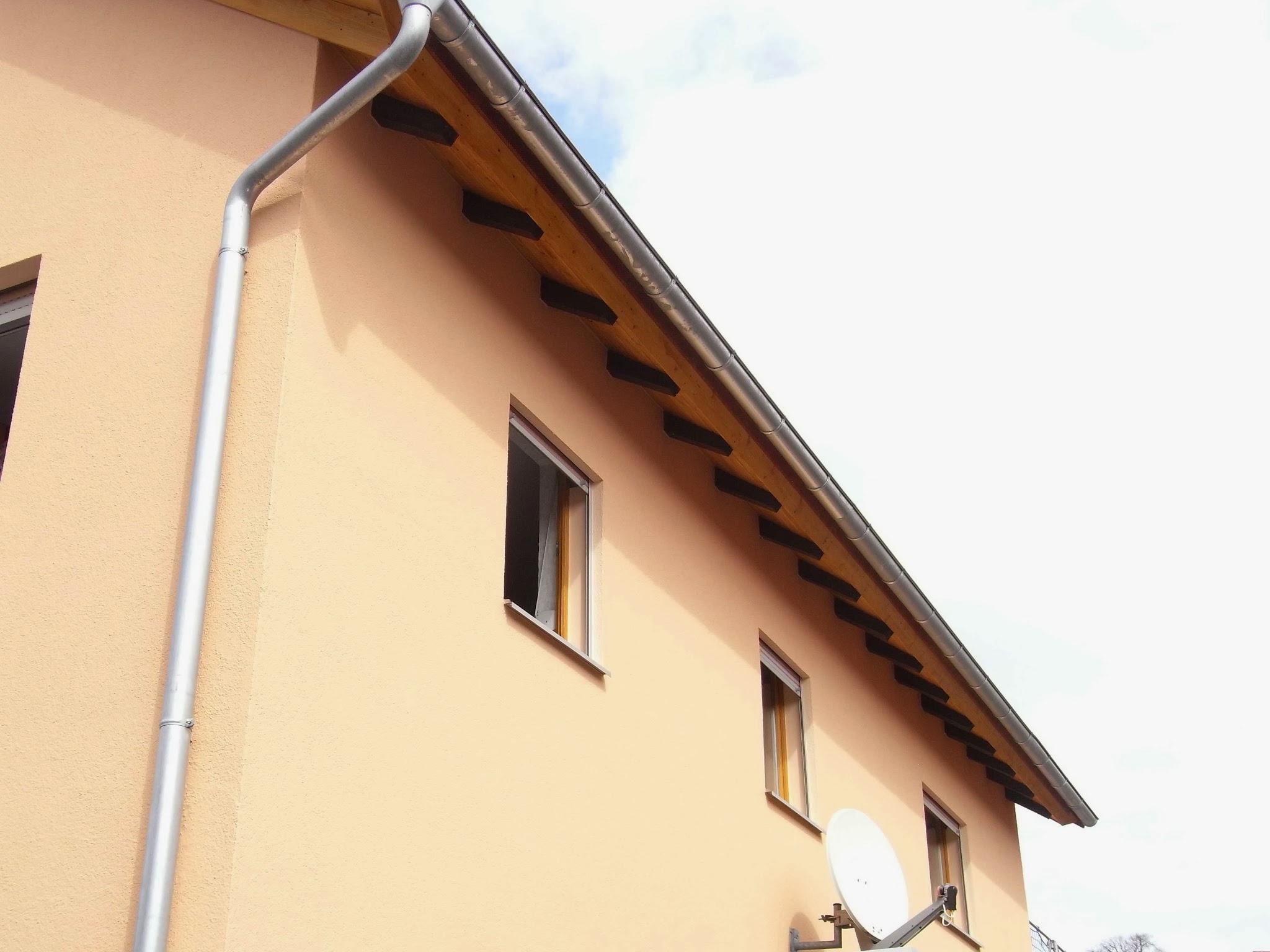 Neue Dachrinne und Fallrohr am Giebel