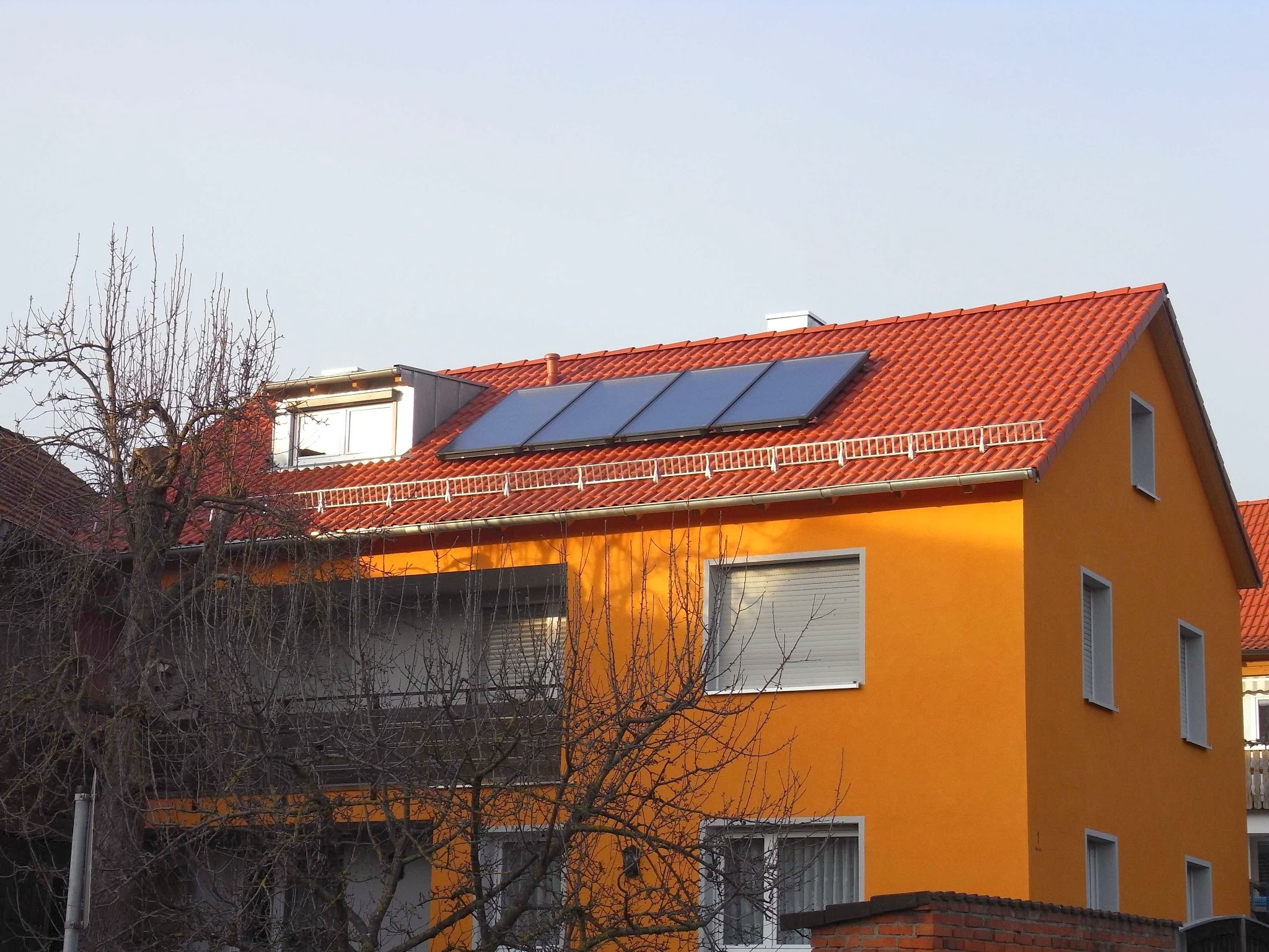 Ziegeldach mit montierten Sonnenkollektoren